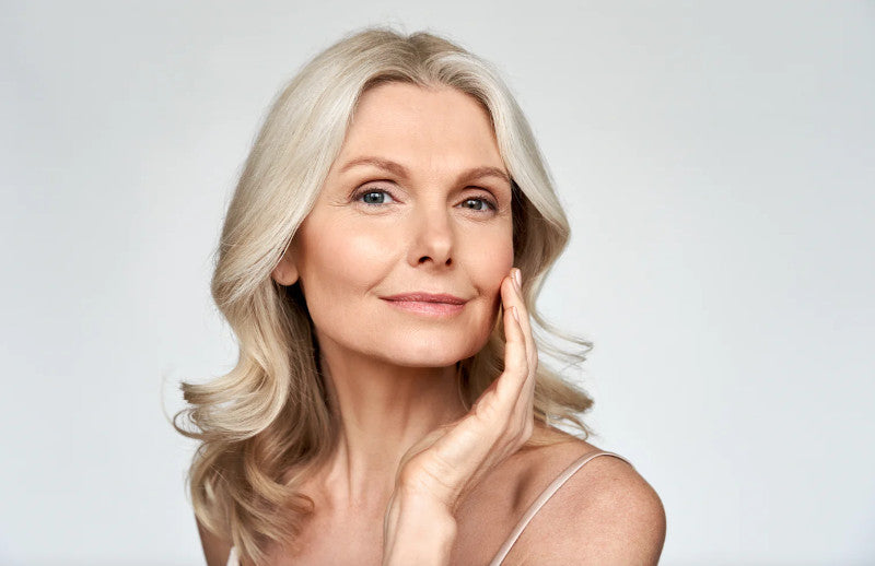 Ältere Dame zufrieden und selbstbewusst nach einer Anti-Aging-Behandlung