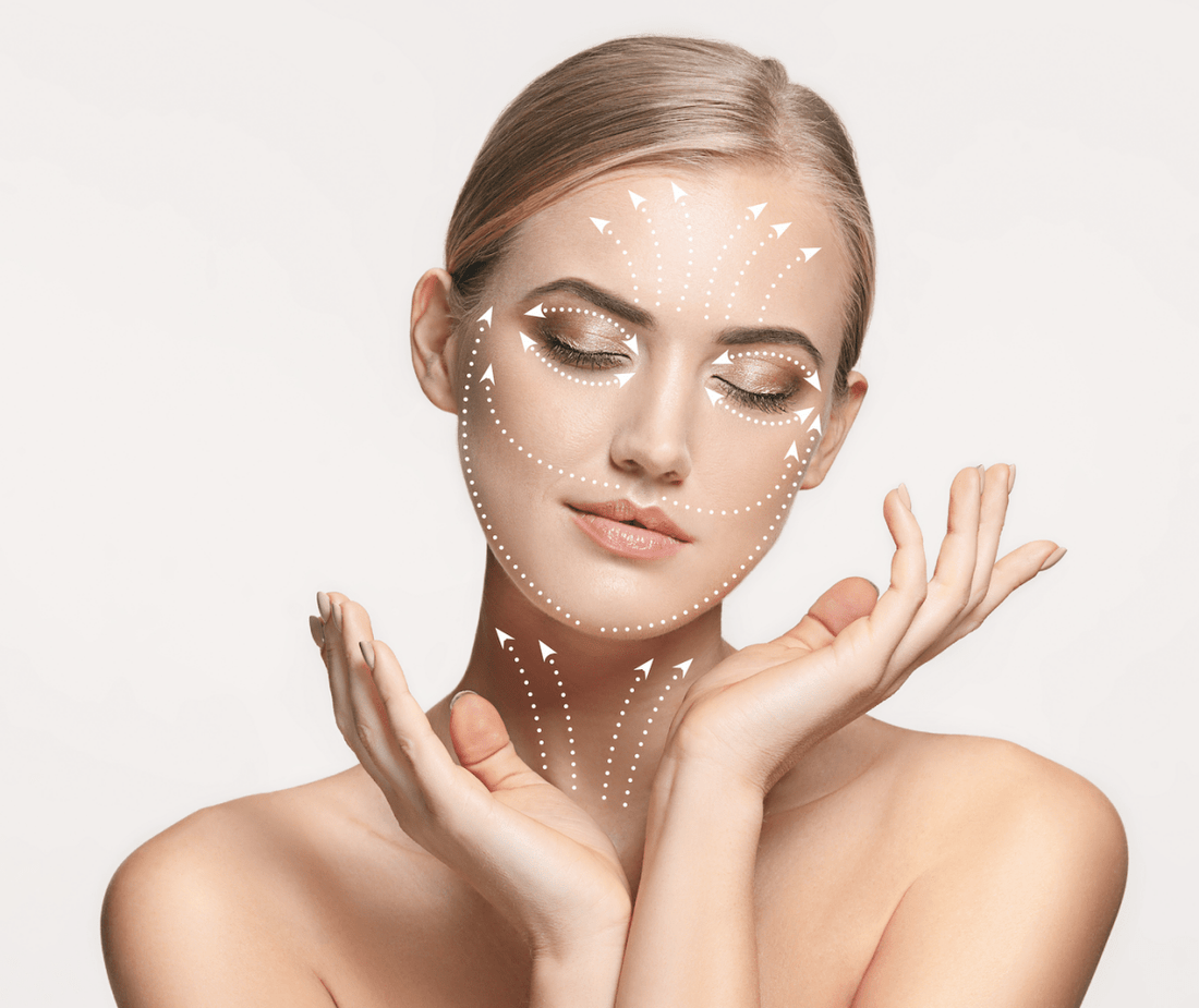 Junge blonde Frau mit eingezeichneten Vektoren im Gesicht für Gesichtsstraffung