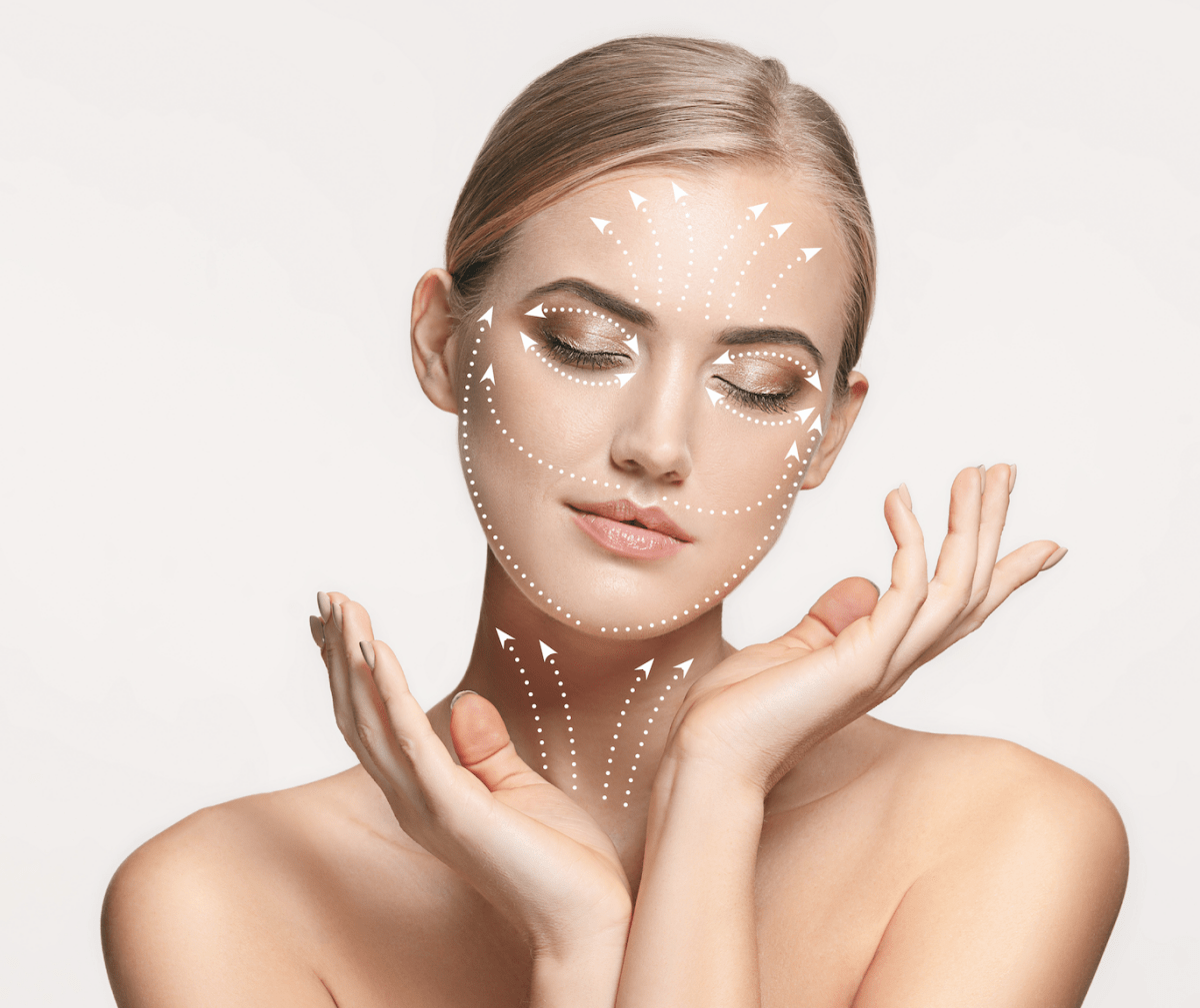 Junge blonde Frau mit eingezeichneten Vektoren im Gesicht für Gesichtsstraffung