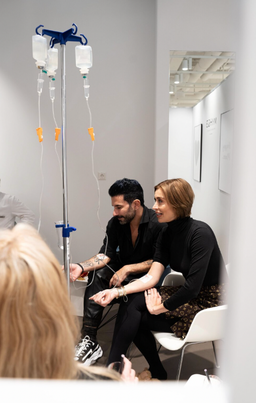 Prominentes Paar bei Infusionstherapie – moderne Vitalstoffversorgung in stilvoller Gesundheitslounge