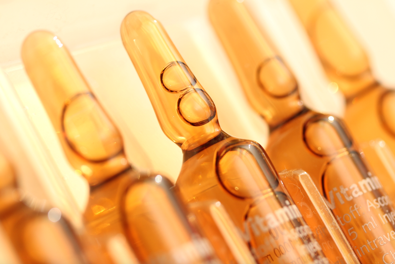 Vitaminampullen in Nahaufnahme – hochwertige Nährstoffversorgung für ästhetische Behandlungen bei MYH&B
