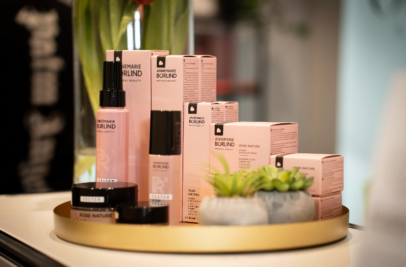 Pflegeprodukte bei MYH&B stilvoll präsentiert mit goldener Deko und Pflanzen