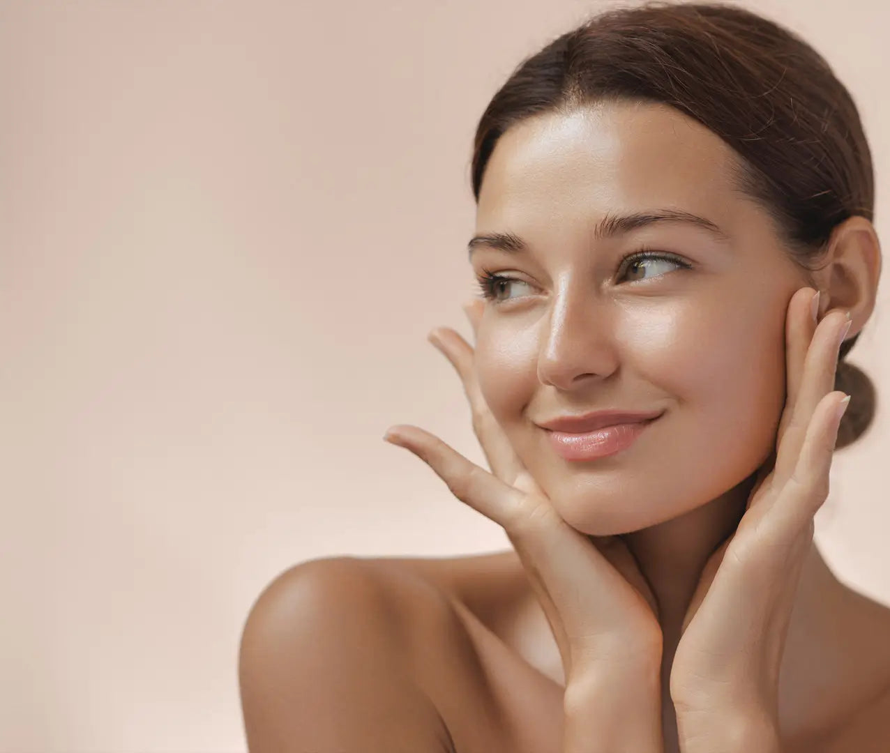 Frau mit makellosem Gesicht und freundlicher Ausstrahlung