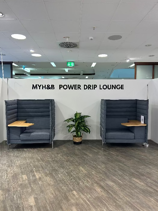 MYH&B Power Drip Lounge mit zwei gemütlichen Sitzkabinen und Pflanze in der Mitte