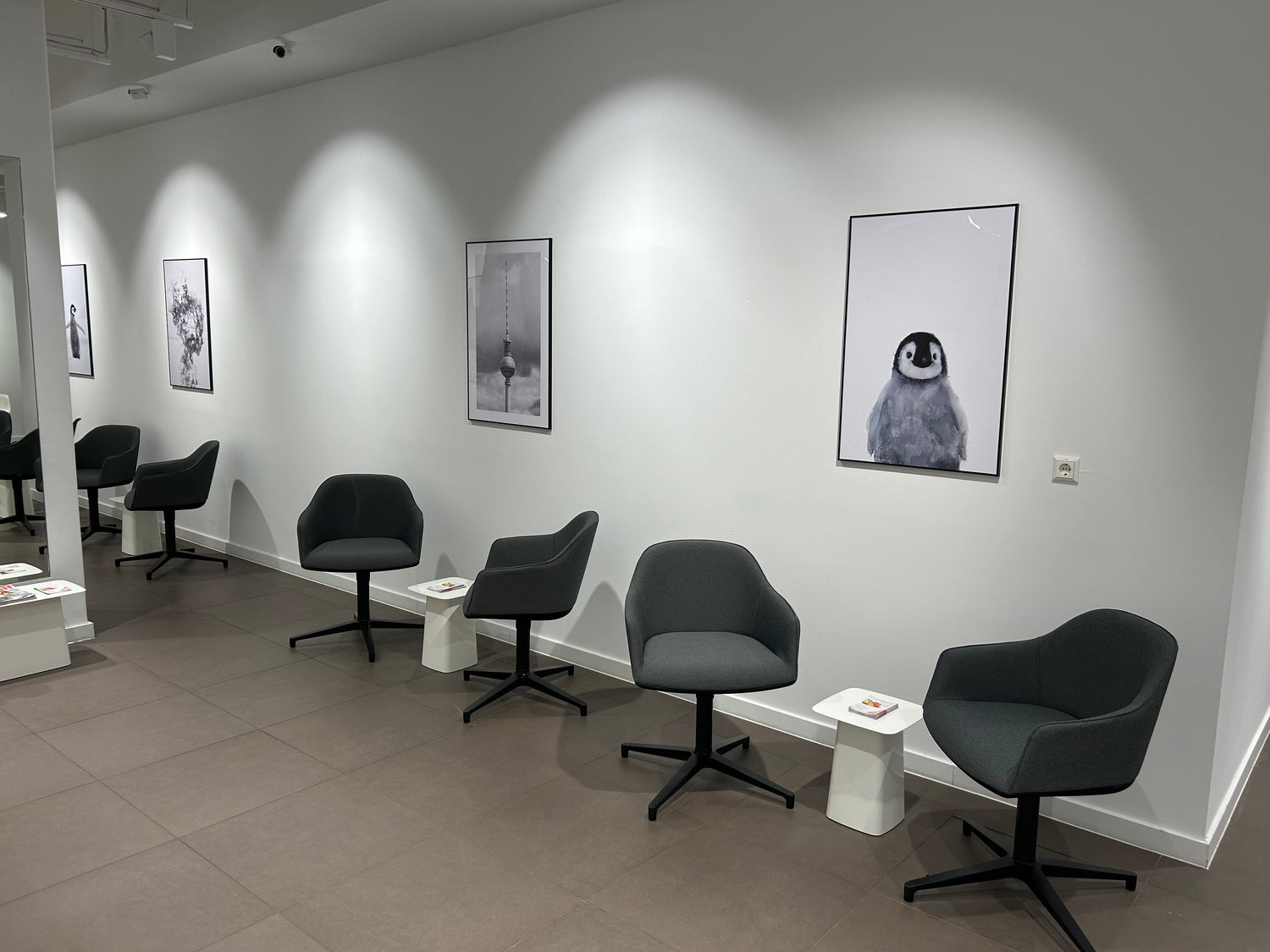 Moderner Wartebereich bei MYH&B mit stilvollen Sesseln und Wanddekoration