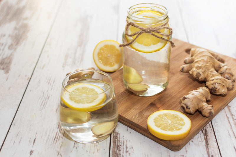 Wasser mit Zitronenscheiben und Ingwer für starkes Immunsystem