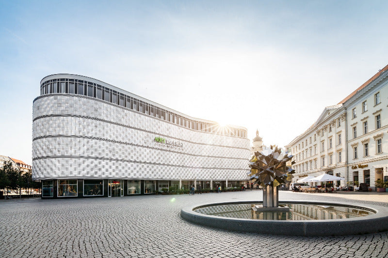 Höfe am Brühl Einkaufszentrum in Leipzig – Außenansicht mit Brunnen und moderner Fassade