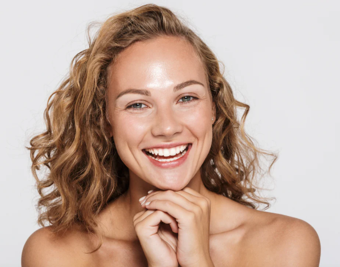 Zufriedene Frau mit gesunder, strahlender Haut nach Behandlung bei MY HEALTH & BEAUTY