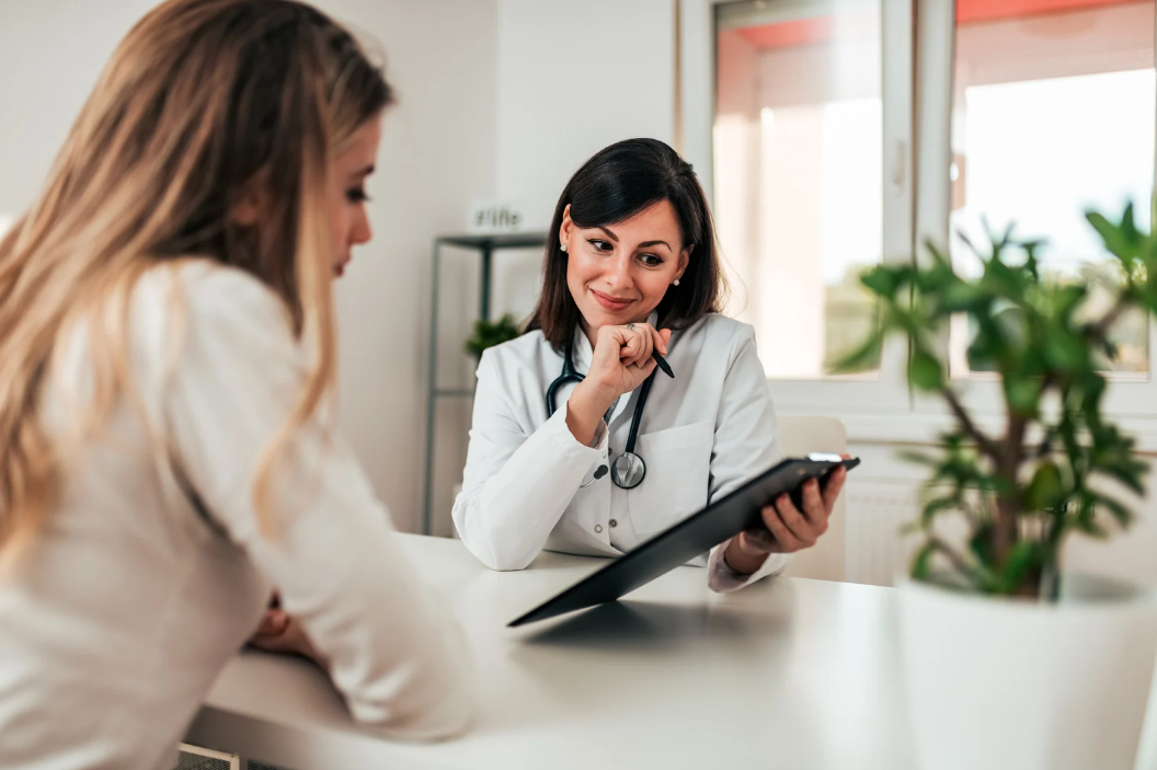 Professionelles Beratungsgespräch mit Ärztin vor einer ästhetischen Behandlung bei MYH&B