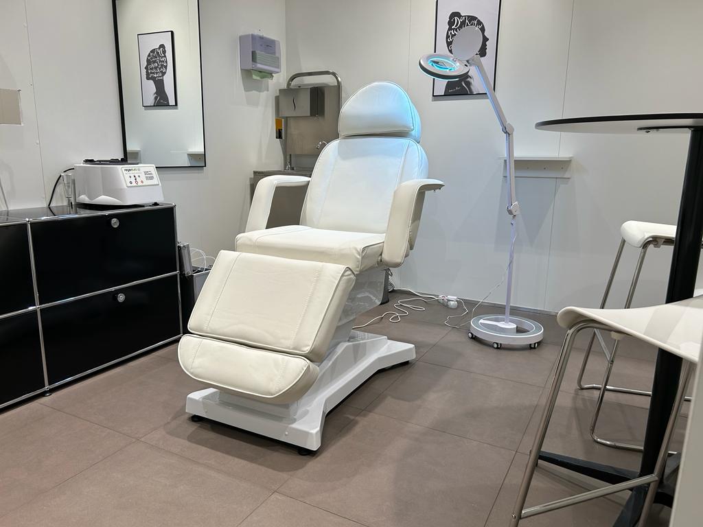 Moderner weißer Behandlungsstuhl in einem MYH&B Behandlungsraum mit minimalistischer Einrichtung.