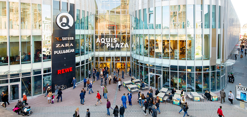 Eingang des Aquis Plaza in Aachen mit Menschen