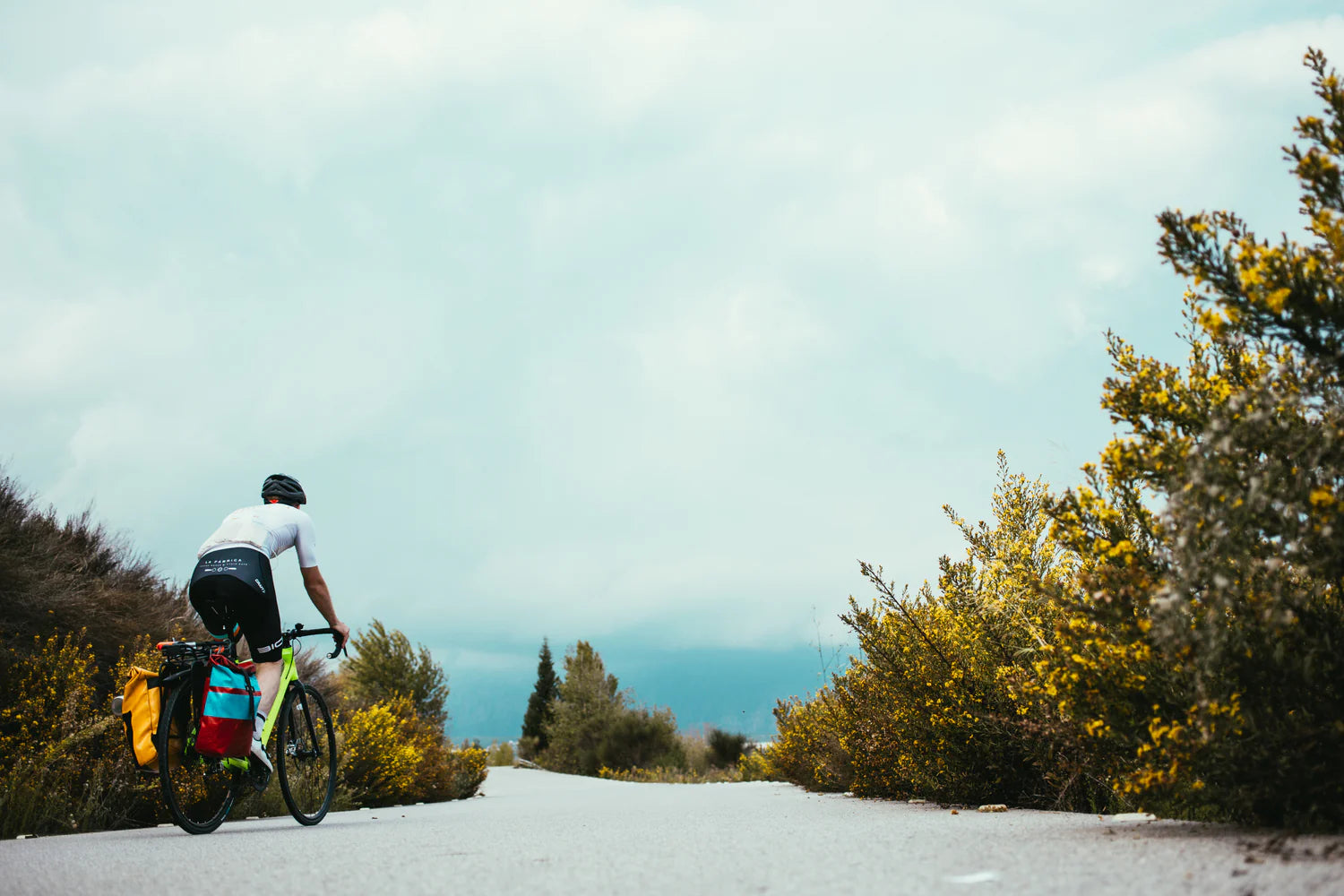 Sportlicher Mann auf dem Fahrrad – voller Energie nach einer Power-Infusion