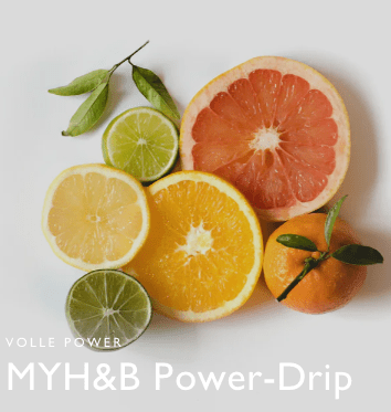 Aufgeschnittene Zitrusfrüchte wie Grapefruit, Orange, Zitrone und Limette mit dem Text „MYH&B Power-Drip – Volle Power“.