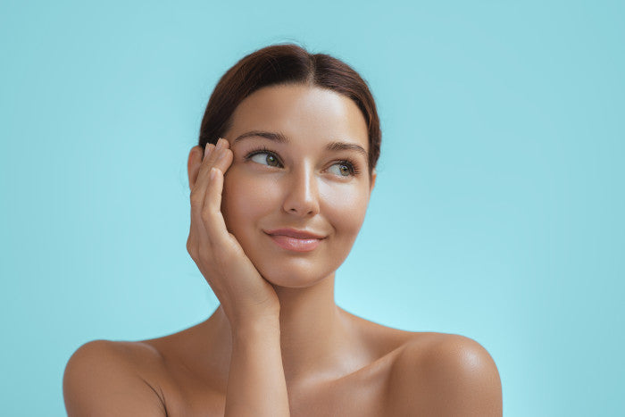 Frau schaut träumerisch nach Baby-Botox-Behandlung