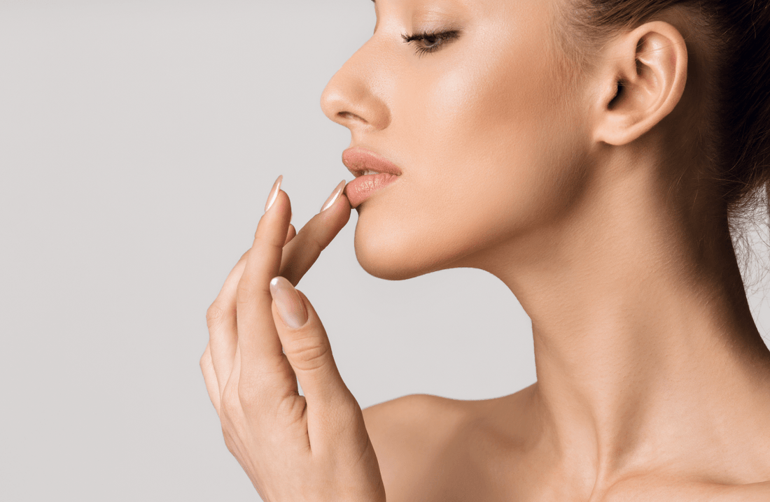 Lippenunterspritzung junge Frau im Profil