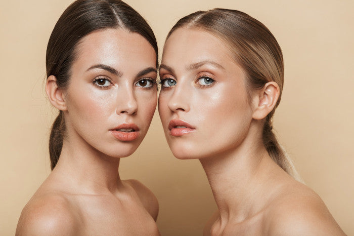 Zwei junge Frauen nach einer erfolgreichen Kinnkorrektur-Behandlung