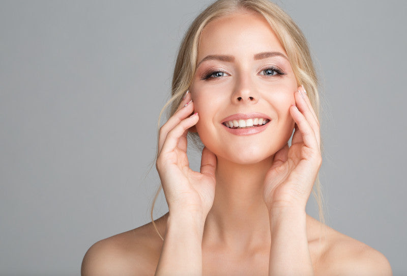 Glückliche Frau nach einer Marionettenfalten-Behandlung