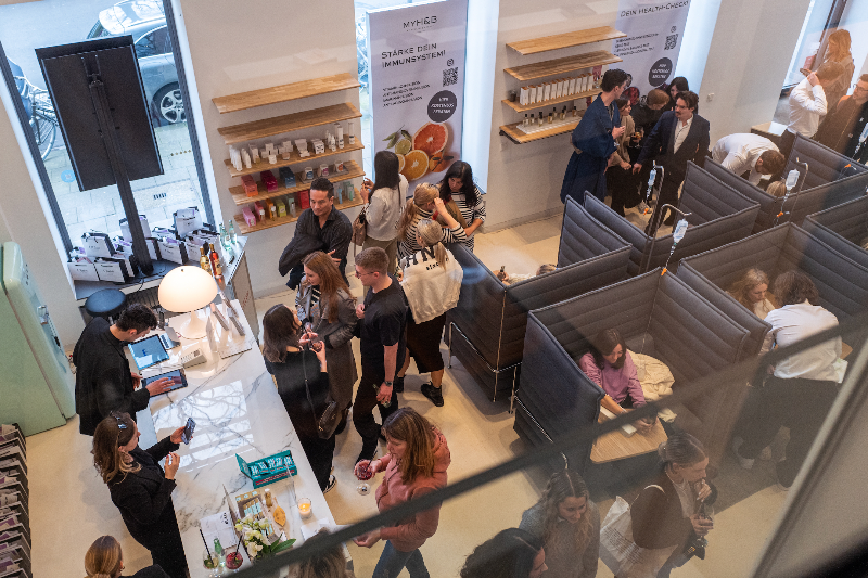 Innenansicht einer gut besuchten MYH&B Lounge mit Infusionskabinen und Beratungssituation